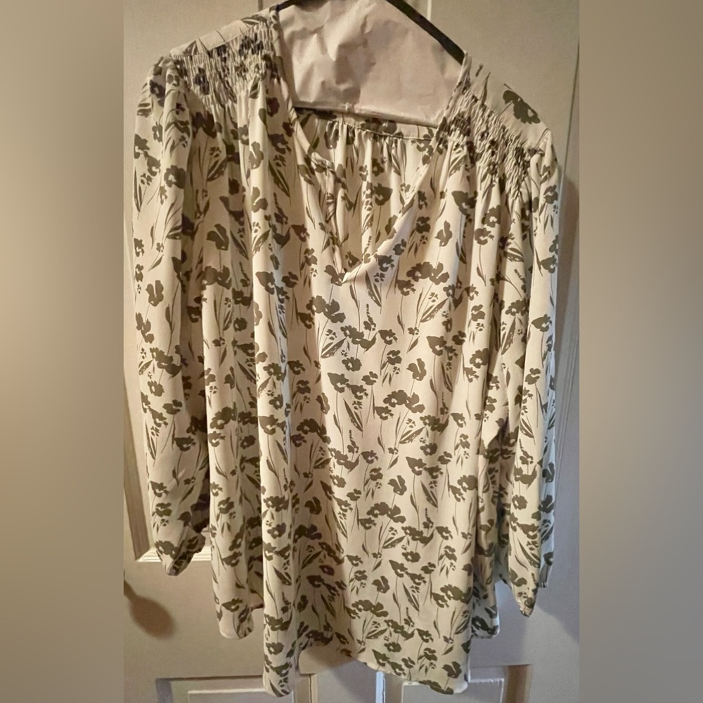 Women's blouse, cream with green leaves. Size 2x by fun2fun